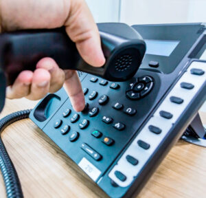 Persona marcando Telefono Grandstream 1628