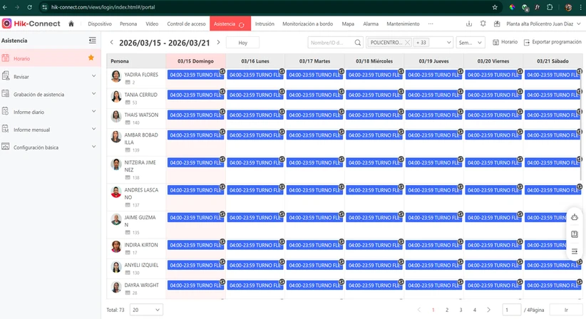 Administración remota de acceso de control mediante software Hik-Connect, mostrando registros de entrada y salida del personal en tiempo real.